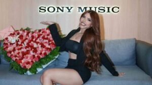 Yeri Mua firma contrato con Sony Music México