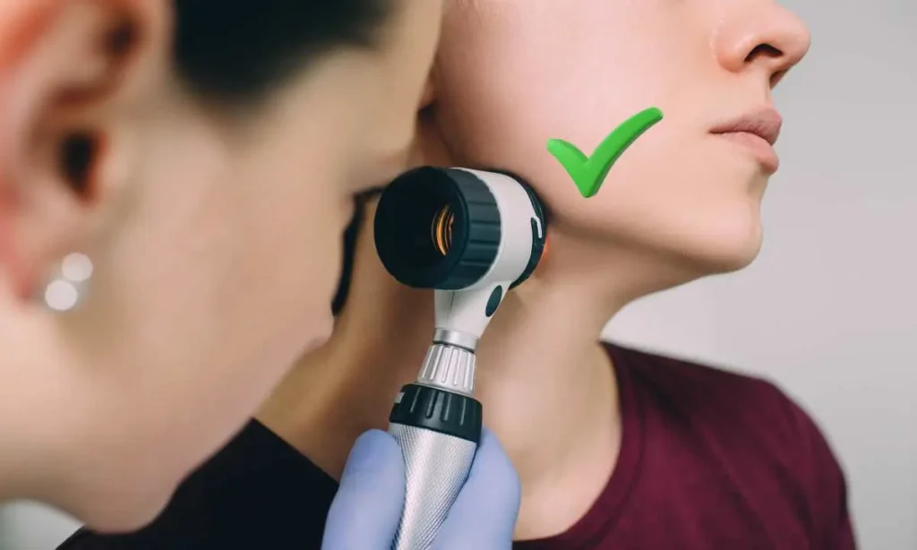 Dermatologo revisando la piel