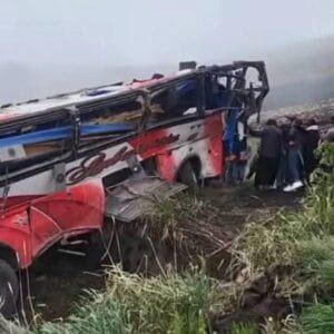 21 muertos y 40 heridos por siniestro de bus en Simiatug